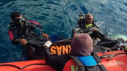 Tim SAR berhasil menemukan nelayan yang jatuh saat memancing di perairan laut Natakoli, Kabupaten Sikka, NTT. Nelayan itu diduga epilepsi saat terjatuh.