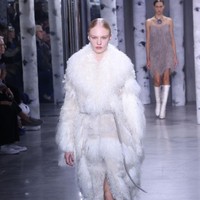 Michael Kors menghadirkan busana bertema Urban Bohemian untuk koleksi Fall 2023. Dia menginterpretasikannya dalam busana berpotongan sederhana tapi tetap memancarkan kesan kekinian. Foto: Taylor Hill/FilmMagic