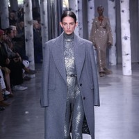 Michael Kors menghadirkan busana bertema Urban Bohemian untuk koleksi Fall 2023. Dia menginterpretasikannya dalam busana berpotongan sederhana tapi tetap memancarkan kesan kekinian. Foto: Taylor Hill/FilmMagic