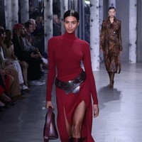 Michael Kors menghadirkan busana bertema Urban Bohemian untuk koleksi Fall 2023. Dia menginterpretasikannya dalam busana berpotongan sederhana tapi tetap memancarkan kesan kekinian. Foto: Taylor Hill/FilmMagic