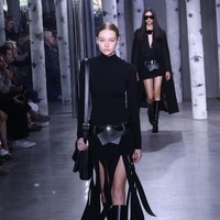 Michael Kors menghadirkan busana bertema Urban Bohemian untuk koleksi Fall 2023. Dia menginterpretasikannya dalam busana berpotongan sederhana tapi tetap memancarkan kesan kekinian. Foto: Taylor Hill/FilmMagic