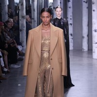Michael Kors menghadirkan busana bertema Urban Bohemian untuk koleksi Fall 2023. Dia menginterpretasikannya dalam busana berpotongan sederhana tapi tetap memancarkan kesan kekinian. Foto: Taylor Hill/FilmMagic