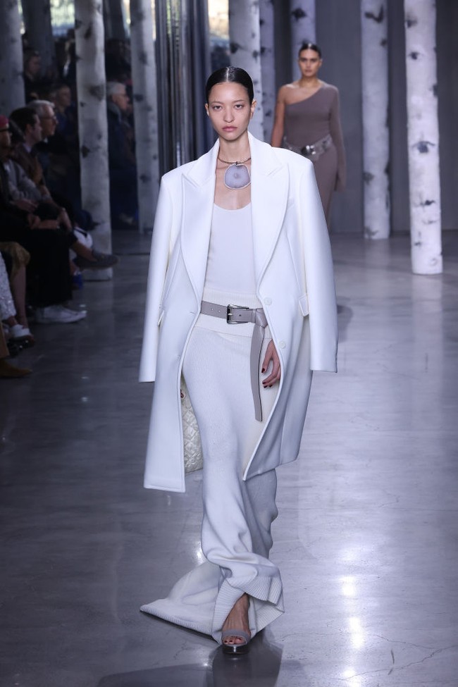 Michael Kors menghadirkan busana bertema Urban Bohemian untuk koleksi Fall 2023. Dia menginterpretasikannya dalam busana berpotongan sederhana tapi tetap memancarkan kesan kekinian. Foto: Taylor Hill/FilmMagic