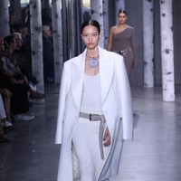 Michael Kors menghadirkan busana bertema Urban Bohemian untuk koleksi Fall 2023. Dia menginterpretasikannya dalam busana berpotongan sederhana tapi tetap memancarkan kesan kekinian. Foto: Taylor Hill/FilmMagic