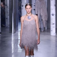 Michael Kors menghadirkan busana bertema Urban Bohemian untuk koleksi Fall 2023. Dia menginterpretasikannya dalam busana berpotongan sederhana tapi tetap memancarkan kesan kekinian. Foto: Taylor Hill/FilmMagic