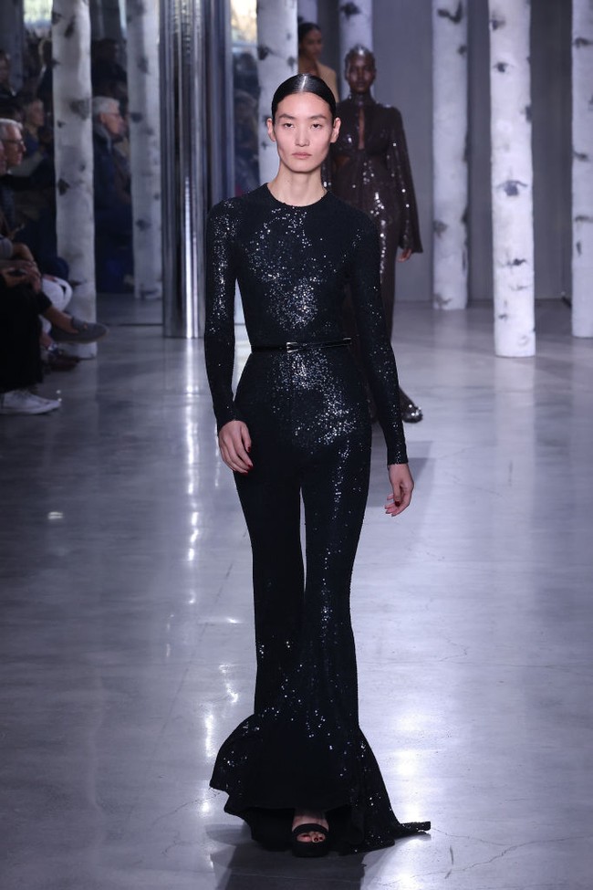 Michael Kors menghadirkan busana bertema Urban Bohemian untuk koleksi Fall 2023. Dia menginterpretasikannya dalam busana berpotongan sederhana tapi tetap memancarkan kesan kekinian. Foto: Taylor Hill/FilmMagic