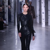 Michael Kors menghadirkan busana bertema Urban Bohemian untuk koleksi Fall 2023. Dia menginterpretasikannya dalam busana berpotongan sederhana tapi tetap memancarkan kesan kekinian. Foto: Taylor Hill/FilmMagic