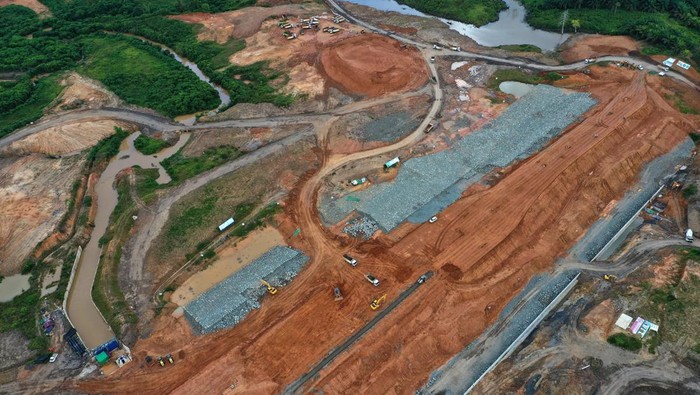 Foto Udara Pembangunan Bendungan Sepaku Semoi Pekerja menggunakan alat berat saat menyelesaikan pembangunan Bendungan Sepaku Semoi, di Kabupaten Penajam Paser Utara, Kalimantan Timur, Selasa (21/2/2023). Menurut Kasatgas Pembangunan Bendungan Sepaku Semoi Zulyadi, progres bendungan per 21 Februari 2023 telah mencapai 84,4 persen dan ditargetkan selesai pada April 2023, sementara untuk penggenangan air bendungan akan dilaksanakan pada Mei-Juni 2023 yang berfungsi sebagai pasokan air baku ke Ibu Kota Negara (IKN) Nusantara. ANTARA FOTO/Indrianto Eko Suwarso/nym.