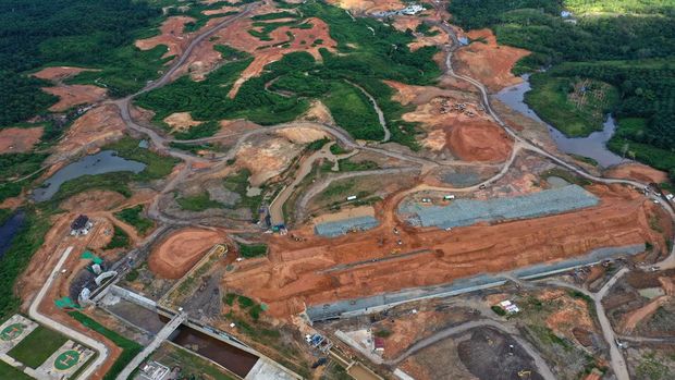 Pekerja menggunakan alat berat saat menyelesaikan pembangunan Bendungan Sepaku Semoi, di Kabupaten Penajam Paser Utara, Kalimantan Timur, Selasa (21/2/2023). Menurut Kasatgas Pembangunan Bendungan Sepaku Semoi Zulyadi, progres bendungan per 21 Februari 2023 telah mencapai 84,4 persen dan ditargetkan selesai pada April 2023, sementara untuk penggenangan air bendungan akan dilaksanakan pada Mei-Juni 2023 yang berfungsi sebagai pasokan air baku ke Ibu Kota Negara (IKN) Nusantara. ANTARA FOTO/Indrianto Eko Suwarso/nym.