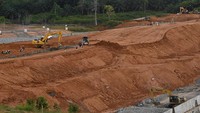 Pekerja menggunakan alat berat saat menyelesaikan pembangunan Bendungan Sepaku Semoi, di Kabupaten Penajam Paser Utara, Kalimantan Timur, Selasa (21/2/2023).