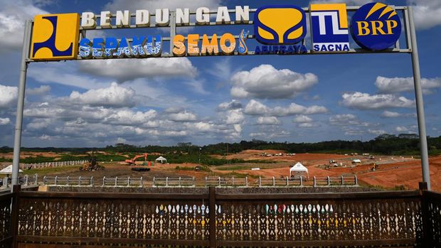 Pekerja menggunakan alat berat saat menyelesaikan pembangunan Bendungan Sepaku Semoi, di Kabupaten Penajam Paser Utara, Kalimantan Timur, Selasa (21/2/2023). Menurut Kasatgas Pembangunan Bendungan Sepaku Semoi Zulyadi, progres bendungan per 21 Februari 2023 telah mencapai 84,4 persen dan ditargetkan selesai pada April 2023, sementara untuk penggenangan air bendungan akan dilaksanakan pada Mei-Juni 2023 yang berfungsi sebagai pasokan air baku ke Ibu Kota Negara (IKN) Nusantara. ANTARA FOTO/Indrianto Eko Suwarso/nym.