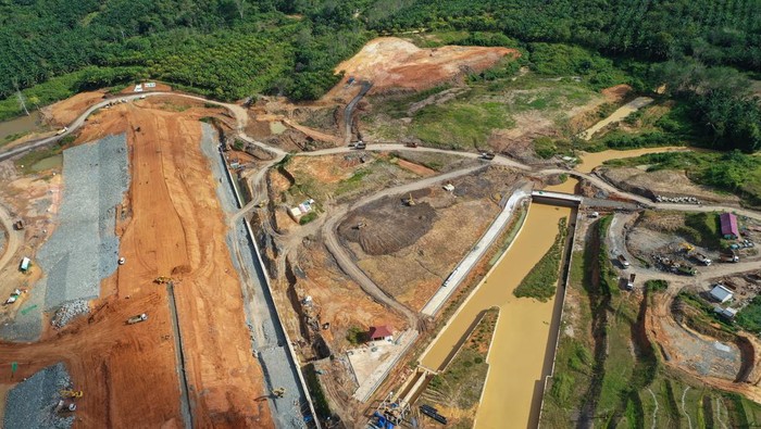 Pekerja menggunakan alat berat saat menyelesaikan pembangunan Bendungan Sepaku Semoi, di Kabupaten Penajam Paser Utara, Kalimantan Timur, Selasa (21/2/2023). Menurut Kasatgas Pembangunan Bendungan Sepaku Semoi Zulyadi, progres bendungan per 21 Februari 2023 telah mencapai 84,4 persen dan ditargetkan selesai pada April 2023, sementara untuk penggenangan air bendungan akan dilaksanakan pada Mei-Juni 2023 yang berfungsi sebagai pasokan air baku ke Ibu Kota Negara (IKN) Nusantara. ANTARA FOTO/Indrianto Eko Suwarso/nym.