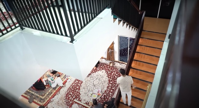 Rumah mewah milik Haji Faisal itu terdiri dari 2 lantai. Fuji mengatakan jika rumah baru orangtuanya itu letaknya dekat dari rumah lama mereka. Jadi rumah mama dulu tuh di luar komplek, sekarang masuk ke komplek. Udah sesimpel itu, terang Fuji. Foto: YouTube/Fuji an