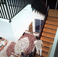 Rumah mewah milik Haji Faisal itu terdiri dari 2 lantai. Fuji mengatakan jika rumah baru orangtuanya itu letaknya dekat dari rumah lama mereka. Jadi rumah mama dulu tuh di luar komplek, sekarang masuk ke komplek. Udah sesimpel itu, terang Fuji. Foto: YouTube/Fuji an