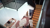 Penampakan bagian bawah ruangan di lantai satu rumah orang tua Fuji diambil dari lantai dua. Rumah baru Fuji dan orang tuanya sama-sama luas dan nyaman. Foto: YouTube/Fuji an