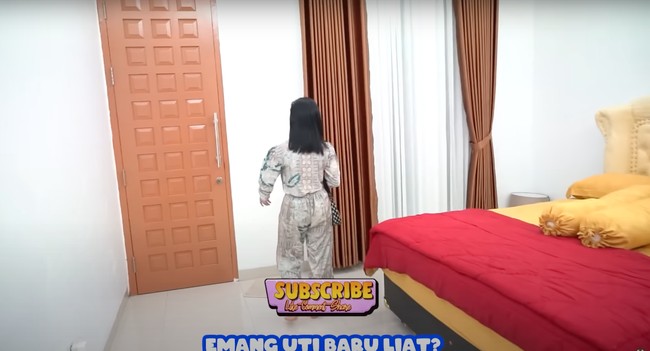 Rumah tersebut juga memiliki beberapa kamar tidur. Kamar-kamar di rumah tersebut tampak luas. Tak hanya itu saja, kamar di lantai 2 rumah orangtua Fuji juga dilengkapi dengan balkon. Foto: YouTube/Fuji an