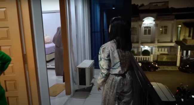 Penampakan balkon yang terhubung dengan dua kamar di lantai 2 rumah. Dari balkon tersebut terlihat rumah Haji Faisal dikelilingi oleh rumah-rumah yang tak kalah besar. Foto: YouTube/Fuji an