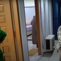 Penampakan balkon yang terhubung dengan dua kamar di lantai 2 rumah. Dari balkon tersebut terlihat rumah Haji Faisal dikelilingi oleh rumah-rumah yang tak kalah besar. Foto: YouTube/Fuji an