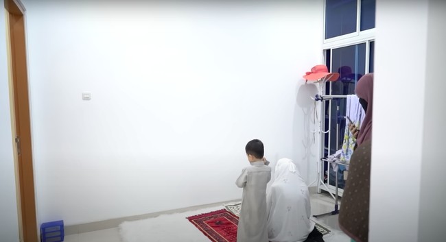 Salah satu ruangan di dalam rumah dijadikan sebagai musala. Untuk saat ini ruangan musalanya sendiri masih tampak sederhana dengan dilapisi karpet bulu berwarna putih. Foto: YouTube/Fuji an