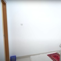 Salah satu ruangan di dalam rumah dijadikan sebagai musala. Untuk saat ini ruangan musalanya sendiri masih tampak sederhana dengan dilapisi karpet bulu berwarna putih. Foto: YouTube/Fuji an