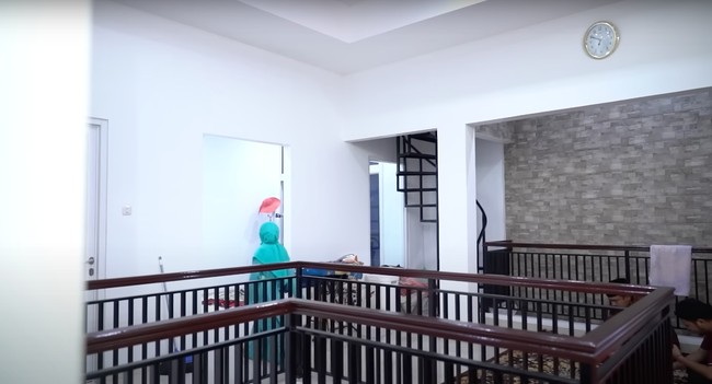 Begini penampakan lantai 2 rumah Haji Faisal dan istri. Terlihat jika dinding rumah didominasi oleh warna putih. Foto: YouTube/Fuji an