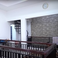 Begini penampakan lantai 2 rumah Haji Faisal dan istri. Terlihat jika dinding rumah didominasi oleh warna putih. Foto: YouTube/Fuji an