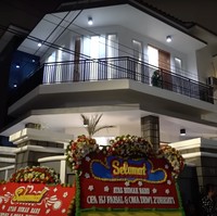 Melalui akun YouTube pribadinya Fuji tampak memamerkan rumah baru milik kedua orangtuanya. Dari luar rumah tersebut tampak begitu megah dengan didominasi warna putih dan abu-abu. Foto: YouTube/Fuji an