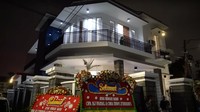 Ini adalah penampakan rumah baru dua lantai milik orang tua Fuji, H Faisal. Foto: YouTube/Fuji an