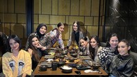 Aurel Hermansyah juga seringkali makan malam bersama teman-temannya. Restoran dengan makanan yang terjamin enak menjadi tempat berkumpulnya. Foto: Instagram/aurelie.hermansyah