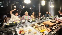 Memboyong keluarganya, Aurel dan Atta juga berbagi momen saat menikmati omakase. Berada di atas ketinggian, pemandangan makan malam saat itu tampak indah. Foto: Instagram/aurelie.hermansyah
