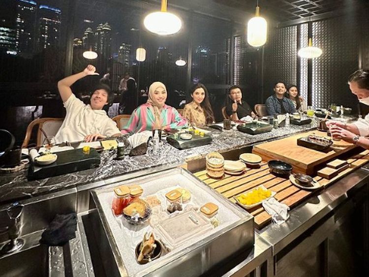 Rayakan Ulang Tahun Ameena, Aurel Hermansyah Ajak Keluarga Makan Mewah