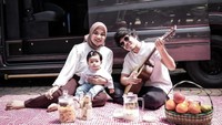 Sesekali, Aurel dan Atta juga mengajak anaknya untuk piknik di halaman rumah. Ada camilan dan buah-buahan serta susu menjadi sajian piknik mereka. Foto: Instagram/aurelie.hermansyah