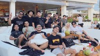 Saat berlibur ke Bali, Aurel dan Atta menemui teman-teman klub motor klasik. Air kelapa yang segar menemani jamuan di beach club saat itu. Foto: Instagram/aurelie.hermansyah
