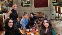 Aurel Hermansyah selalu meluangkan waktu luang untuk bertemu dengan ibu dan keluarganya yang lain. Lounge dengan racikan mocktail yang enak dipilih sebagai tempat pertemuan. Foto: Instagram/aurelie.hermansyah