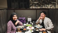 Disela-sela kesibukan mengurus anaknya, Aurel Hermansyah menyempatkan makan malam romantis dengan suaminya. Atta dan Aurel tersenyum lebar menyantap makanan lezat. Foto: Instagram/aurelie.hermansyah