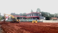 Di bagian depan, sisi kanannya berbatasan dengan tembok bangunan SPBU. Sedang sisi kiri awalnya adalah sebuah lahan kebun tak terawat yang tertutup dinding seng. Fadhly Fauzi Rachman/Detikcom