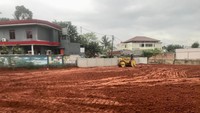 Sementara itu pada bagian proyek, tepatnya di akses keluar Gang Besan kini menjadi hamparan tanah lapang yang luas. Tampak di lokasi proyek tersebut ada beberapa alat berat seperti ekskavator yang sedang beroperasi. Fadhly Fauzi Rachman/Detikcom