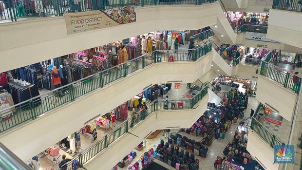 Geliat bisnis di pusat perbelanjaan ITC Cempaka Mas mulai pulih meski daya beli masyarakat masih lemah. (CNBC Indonesia/Martyasari Rizky)