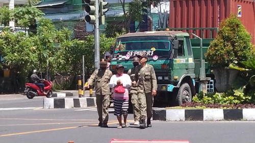 Gepeng bernama Ni Wayan Sari diamankan polisi saat meminta-minta di Simpang Tohpati, Kecamatan Denpasar Timur, Kota Denpasar, Bali, Rabu (22/2/2023).