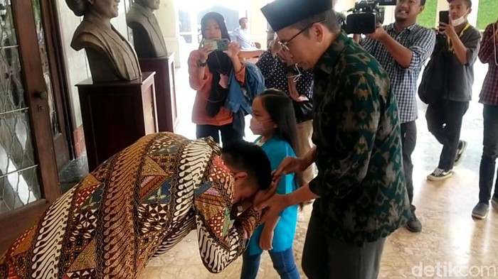 Gibran Rakabuming Raka menyambut kedatangan TGB di Loji Gandrung, Solo,  Rabu (22/2/2023).