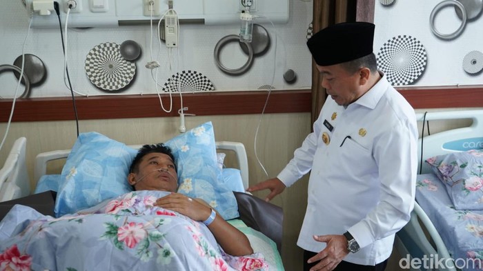 Gubernur Jambi Al Haris saat menjenguk Kapolda Jambi Irjen Rusdi Hartono di RS Bhayangkara Polda Jambi.