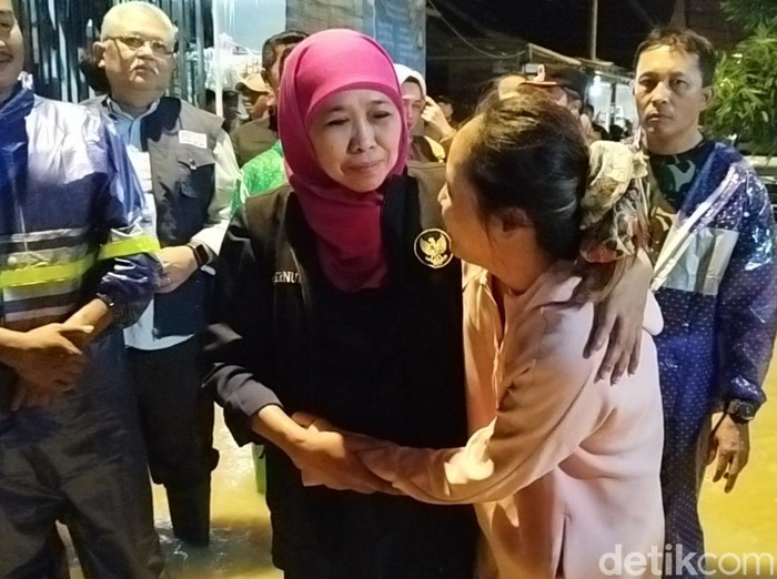 Gubernur Jatim Khofifah saat memeluk salah satu warga Driyorejo Gresik korban banjir.