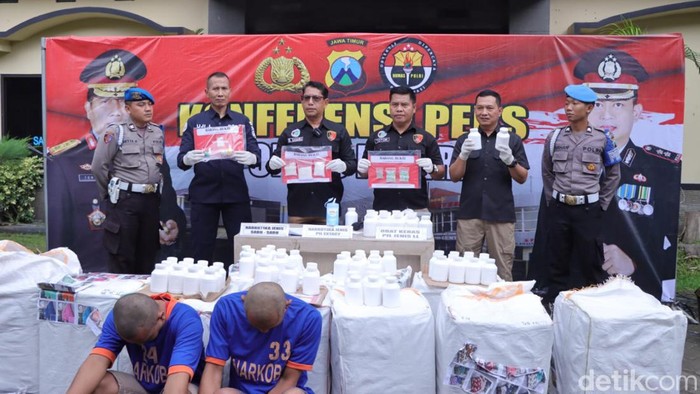Hasil tangkapan narkoba dan pelaku Polres Kediri