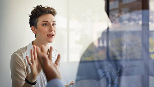 Ilustrasi orang sedang berargumen.