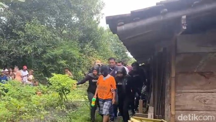 Seorang instruktur senam tega membunuh suaminya sendiri. Dilaporkan, pelaku memukul korban dengan palu hingga tewas.