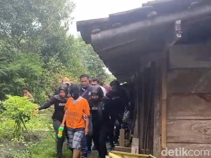 Seorang instruktur senam tega membunuh suaminya sendiri. Dilaporkan, pelaku memukul korban dengan palu hingga tewas.