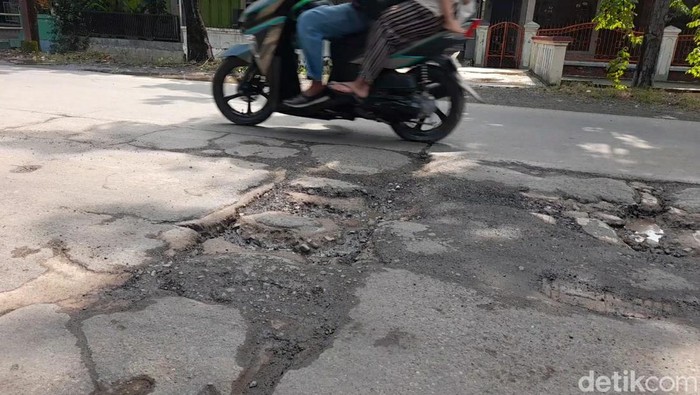 Jalan Brebes-Jatibarang, Kabupaten Brebes, Jawa Tengah, rusak dikeluhkan warga. Foto diunggah Rabu (22/2/2023).