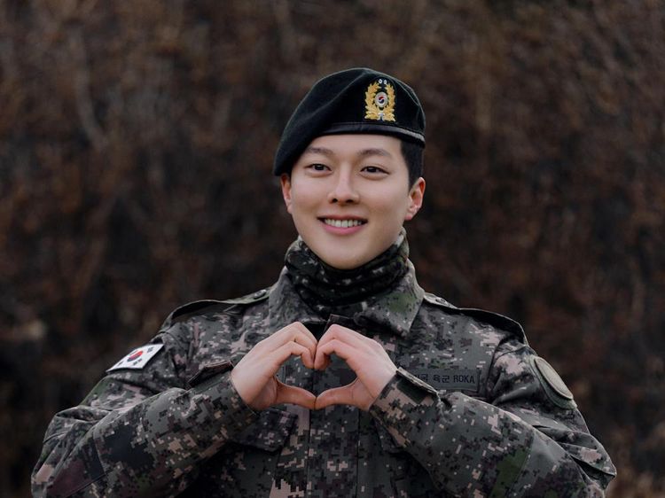 Tampil Perdana Usai Wamil, Jang Ki Yong Gagah Pakai Baju Tentara