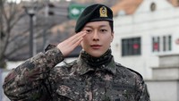 Jang Ki Yong tampil gagah saat menyapa fans mengenakan seragam tentara. Foto: (dok. ist)