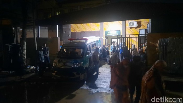 Jenazah pegawai PDAM Maros yang ditemukan tewas dengan leher tergorok di autopsi di RS Bhayangkara Makassar.